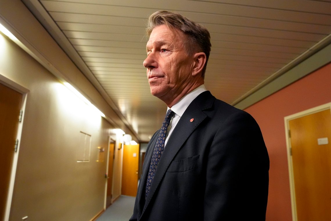 Energiminister Terje Aasland (Ap) må trolig se langt etter flertall for regjeringens forslag om å øke grunnrenteskatten for småkraftverk. Foto: Lise Åserud / NTB Energiminister Terje Aasland (Ap) må trolig se langt etter flertall for regjeringens forslag om å øke grunnrenteskatten for småkraftverk. Foto: Lise Åserud / NTB