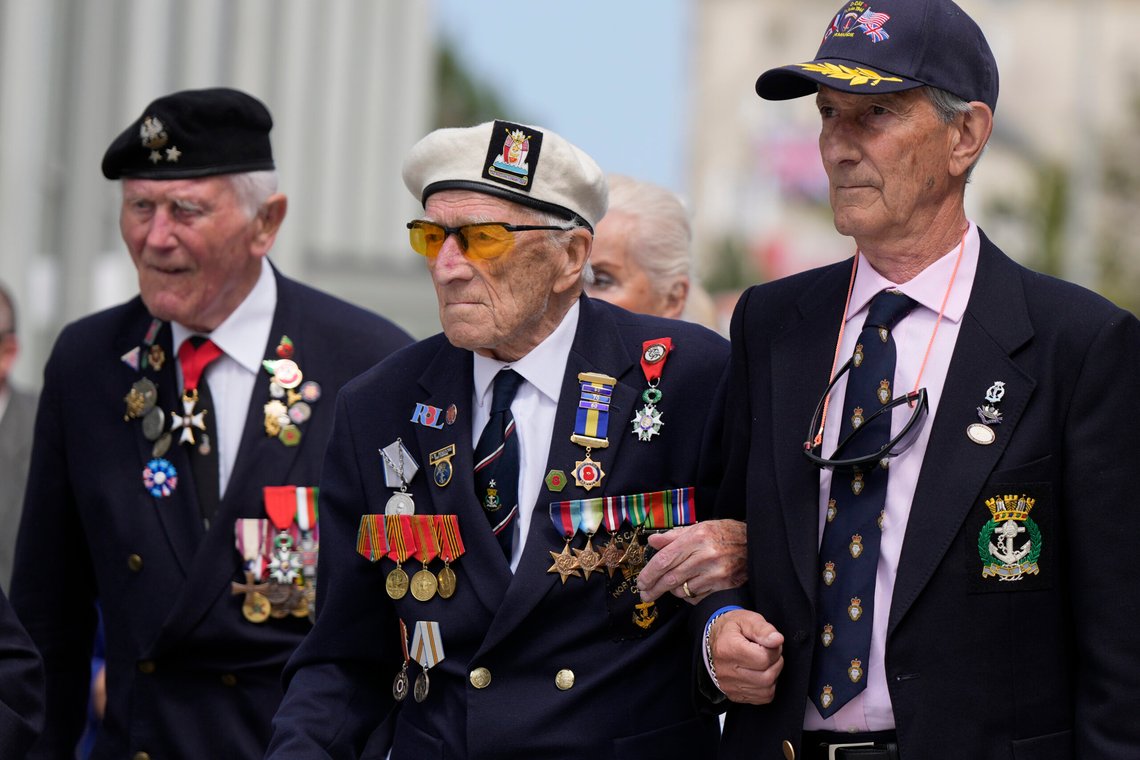 Alec Penstone, i midten, tidligere Royal Navy-veteran som tjenestegjorde på eskortefartøyet HMS Campania, går sammen med andre D-dagsveteraner under en parade i Arromanches les-Bains i Normandie, Frankrike, 6. juni 2024. Foto: Alastair Grant, AP-NTB. Alec Penstone, i midten, tidligere Royal Navy-veteran som tjenestegjorde på eskortefartøyet HMS Campania, går sammen med andre D-dagsveteraner under en parade i Arromanches les-Bains i Normandie, Frankrike, 6. juni 2024. Foto: Alastair Grant, AP-NTB.