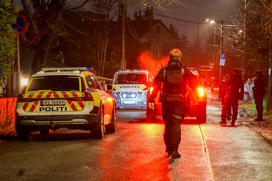 Oslo 20251107.
NB! Vi ber om at det tas egen selvstendig redaksjonell vurdering før publisering av bildet.
To menn er pågrepet etter at det torsdag kveld ble avfyrt skudd mot en bolig på Høybråten i Oslo. Det er ikke meldt om personskader.
Foto: Adnan Ayanle / PSP / NTB Oslo 20251107.
NB! Vi ber om at det tas egen selvstendig redaksjonell vurdering før publisering av bildet.
To menn er pågrepet etter at det torsdag kveld ble avfyrt skudd mot en bolig på Høybråten i Oslo. Det er ikke meldt om personskader.
Foto: Adnan Ayanle / PSP / NTB