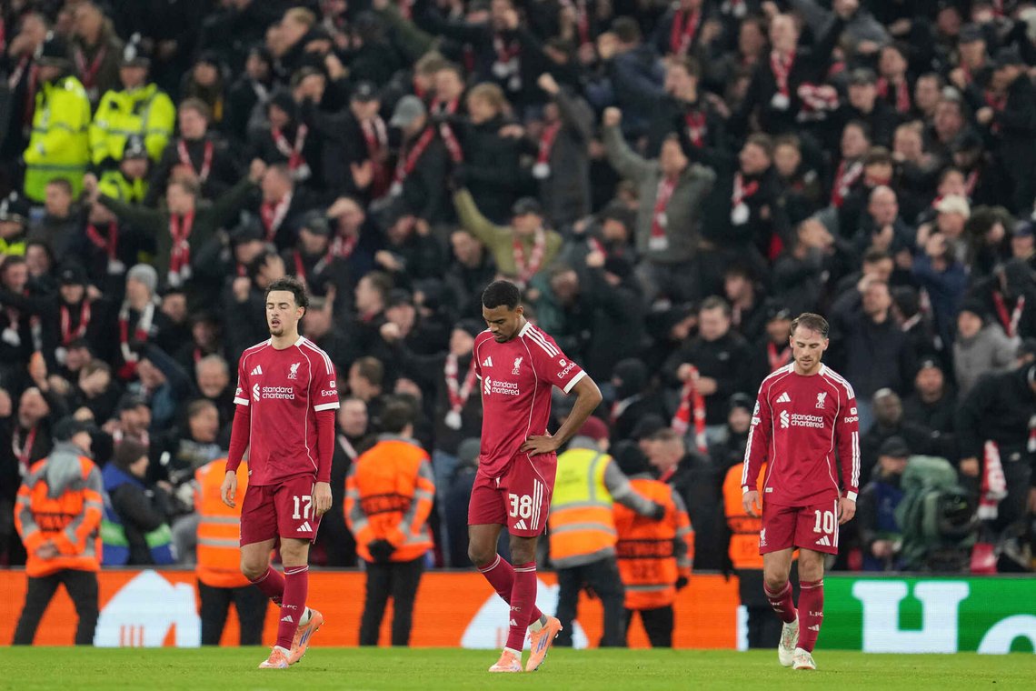 Liverpool's Curtis Jones, Ryan Gravenberch og Alexis Mac Allister henger med hodet etter at Liverpool har sluppet inn det fjerde målet mot PSV i Champions Leauge. Foto: AP/Jon Super/NTB Liverpool's Curtis Jones, Ryan Gravenberch og Alexis Mac Allister henger med hodet etter at Liverpool har sluppet inn det fjerde målet mot PSV i Champions Leauge. Foto: AP/Jon Super/NTB