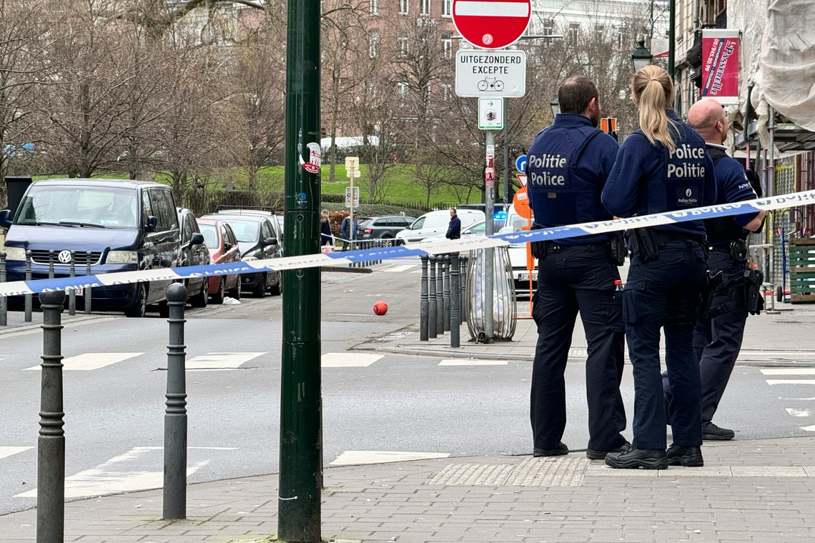 Politiet etterforsker bak et politibånd som sperrer av åstedet for en skyteepisode i Brussel, 13. februar 2024. Det dystre bildet av voldskriminalitet knyttet til narkotika blir stadig mer synlig i Europas hovedstad. Narkotikalangere har nylig slåss i hjertet av Brussel i flere dager, med en død og flere skadde i kjølvannet. Foto: Sylvain Plazy, AP-NTB. Politiet etterforsker bak et politibånd som sperrer av åstedet for en skyteepisode i Brussel, 13. februar 2024. Det dystre bildet av voldskriminalitet knyttet til narkotika blir stadig mer synlig i Europas hovedstad. Narkotikalangere har nylig slåss i hjertet av Brussel i flere dager, med en død og flere skadde i kjølvannet. Foto: Sylvain Plazy, AP-NTB.