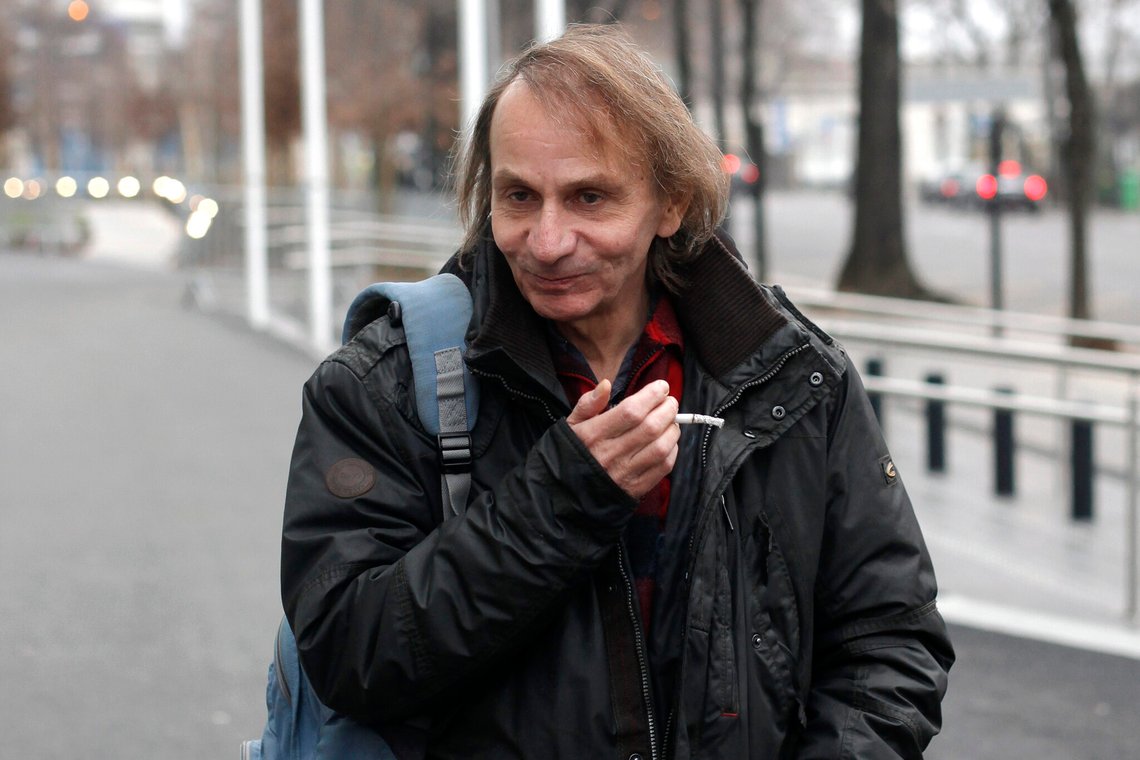 Den franske forfatteren Michel Houellebecq etter et intervju med radiostasjonen France Inter i Paris den 7. januar 2015. Foto: Thibault Camus / AP / NTB. Den franske forfatteren Michel Houellebecq etter et intervju med radiostasjonen France Inter i Paris den 7. januar 2015. Foto: Thibault Camus / AP / NTB.