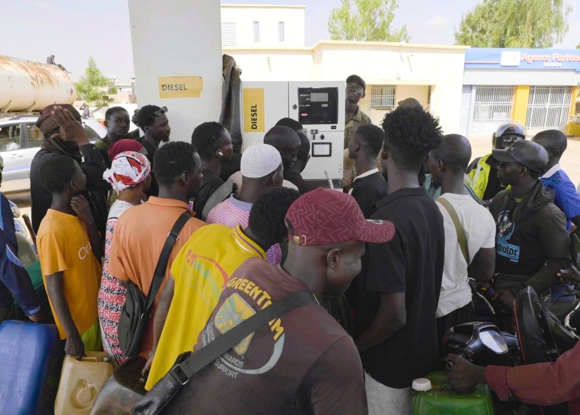 Folk står i kø på en bensinstasjon i Bamako, Mali, 7. oktober 2025. Foto: Ap-NTB. Folk står i kø på en bensinstasjon i Bamako, Mali, 7. oktober 2025. Foto: Ap-NTB.