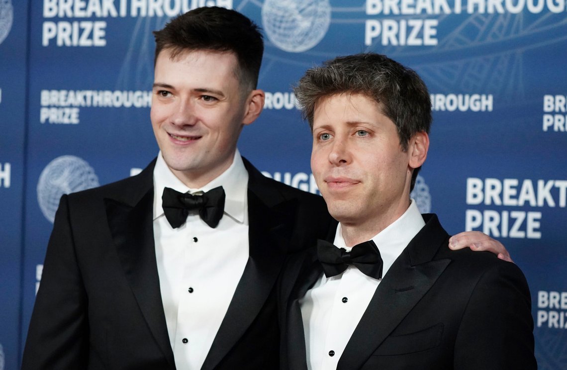 Sam Altman, til høyre, og hans ektemann Oliver Mulherin ankommer den 11. Breakthrough Prize-seremonien 5. april 2025 i Los Angeles. Foto: Jordan Strauss, AP-NTB. Sam Altman, til høyre, og hans ektemann Oliver Mulherin ankommer den 11. Breakthrough Prize-seremonien 5. april 2025 i Los Angeles. Foto: Jordan Strauss, AP-NTB.