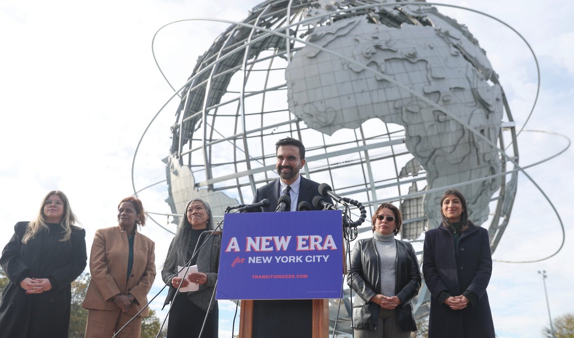 New Yorks nyvalgte borgermester Zohran Mamdani taler foran Unisphere sammen med sitt overgangsteam, fra venstre: Elana Leopold, Melanie Hartzog, Maria Torres-Springer, Grace Bonilla og Lina Khan, i bydelen Queens i New York 5. november 2025. Foto: Heather Khalifa / AP / NTB. New Yorks nyvalgte borgermester Zohran Mamdani taler foran Unisphere sammen med sitt overgangsteam, fra venstre: Elana Leopold, Melanie Hartzog, Maria Torres-Springer, Grace Bonilla og Lina Khan, i bydelen Queens i New York 5. november 2025. Foto: Heather Khalifa / AP / NTB.