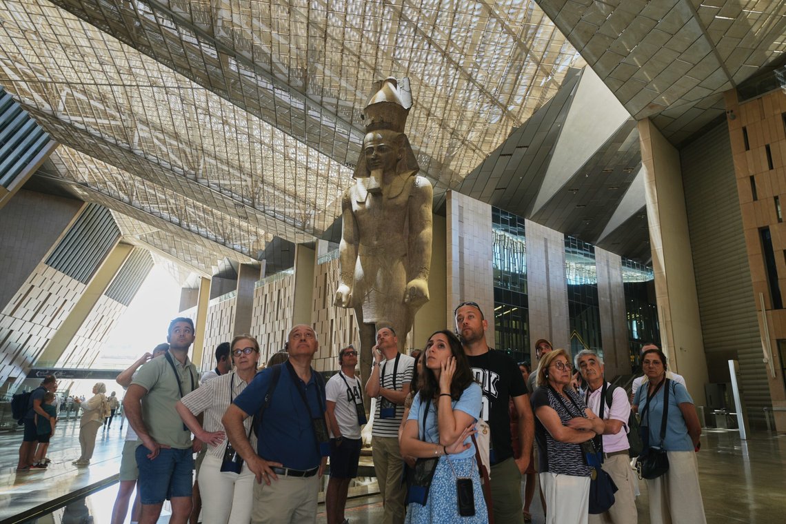 Turister står under statuen av farao Ramses II ved Det store egyptiske museet i Giza, Egypt, 23. mai 2025. Foto: Amr Nabil, AP-NTB. Turister står under statuen av farao Ramses II ved Det store egyptiske museet i Giza, Egypt, 23. mai 2025. Foto: Amr Nabil, AP-NTB.