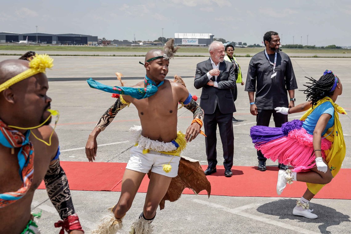 Brasils president Luiz Inacio Lula da Silva ble hilst velkommen på afrikansk vis da han ankom G20-toppmøtet i Johannesburg fredag. Foto: Marco Longari / Pool / AP / NTB Brasils president Luiz Inacio Lula da Silva ble hilst velkommen på afrikansk vis da han ankom G20-toppmøtet i Johannesburg fredag. Foto: Marco Longari / Pool / AP / NTB