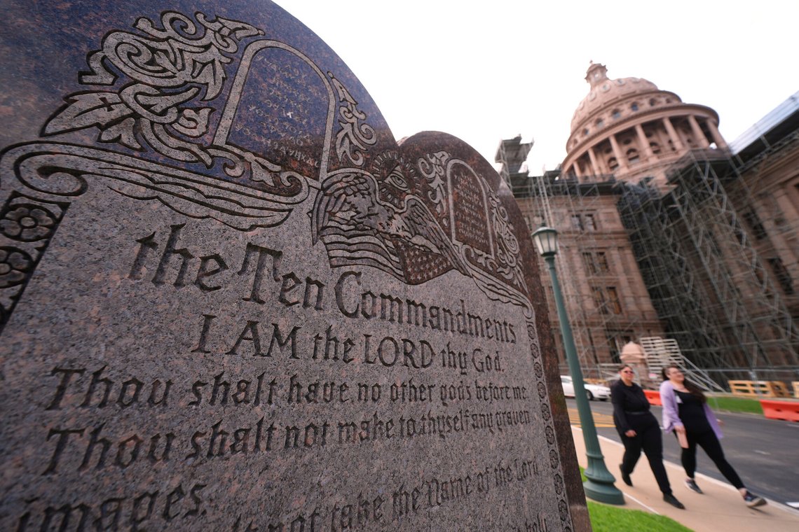 De ti bud er hogget i stein utenfor delstatsforsamlingen i Texas, men en føderal dommer sier et krav om henge opp de gammeltestamentlige reglene i klasserom er grunnlovsstridig. Arkivfoto: Eric Gay / AP / NTB De ti bud er hogget i stein utenfor delstatsforsamlingen i Texas, men en føderal dommer sier et krav om henge opp de gammeltestamentlige reglene i klasserom er grunnlovsstridig. Arkivfoto: Eric Gay / AP / NTB