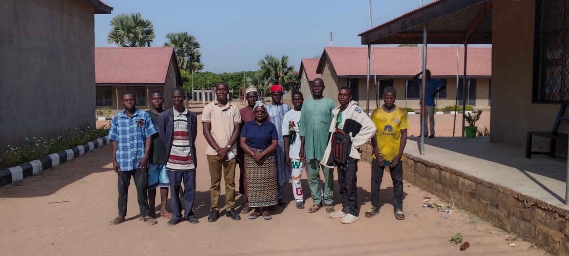 På dette bildet utgitt av Den kristne foreningen i Nigeria poserer folk for et fotografi ved St. Mary's Catholic Primary and Secondary School etter at bevæpnede menn bortførte barn og ansatte i Papiri-samfunnet i Nigeria, 21. november 2025. Foto: Christian Association of Nigeria via AP-NTB. På dette bildet utgitt av Den kristne foreningen i Nigeria poserer folk for et fotografi ved St. Mary's Catholic Primary and Secondary School etter at bevæpnede menn bortførte barn og ansatte i Papiri-samfunnet i Nigeria, 21. november 2025. Foto: Christian Association of Nigeria via AP-NTB.