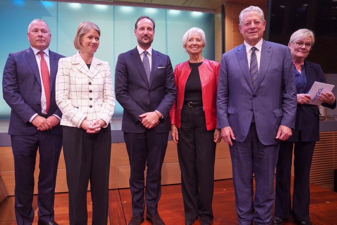 Al Gore under Norges Banks Climate Conference i Oslo i 2025, sammen med oljefondssjef Nicolai Tangen, sentralbanksjef Ida Wolden Bache, HM kronprins Haakon, og president for den europeiske sentralbanken, Christine Lagarde
Foto: Javad Parsa / NTB Al Gore under Norges Banks Climate Conference i Oslo i 2025, sammen med oljefondssjef Nicolai Tangen, sentralbanksjef Ida Wolden Bache, HM kronprins Haakon, og president for den europeiske sentralbanken, Christine Lagarde
Foto: Javad Parsa / NTB