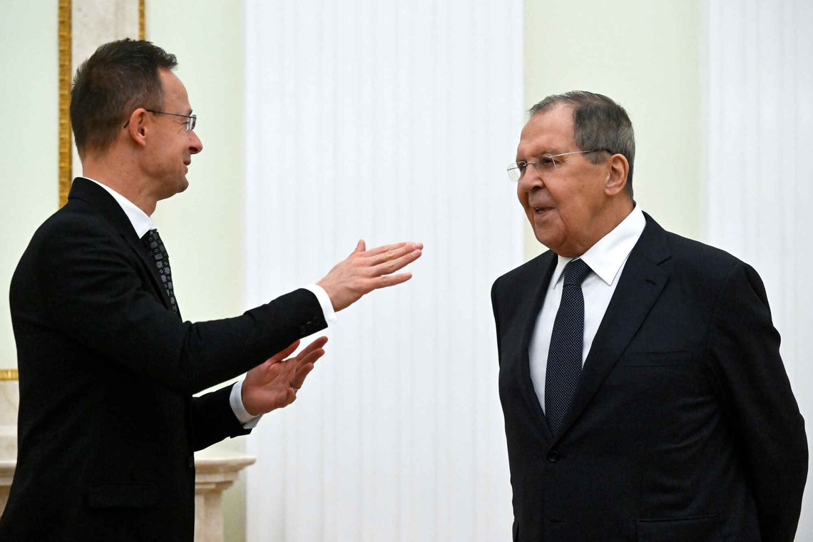 Vestlige medier har spekulert i at det kan ha tilstøtt utenriksminister Sergej Lavrov noe siden han ikke er blitt sett offentlig på en god stund. Fredag møtte han sin ungarske kollega. Hungarian Foreign Minister Peter Szijjarto, left, speaks with Russian Foreign Minister Sergey Lavrov ahead of a meeting between Russian President Vladimir Putin and Hungarian Prime Minister Viktor Orban at the Senate Palace of the Kremlin in Moscow, Russia, Friday, Nov. 28, 2025. (Alexander Nemenov/Pool Photo via AP) Vestlige medier har spekulert i at det kan ha tilstøtt utenriksminister Sergej Lavrov noe siden han ikke er blitt sett offentlig på en god stund. Fredag møtte han sin ungarske kollega. Hungarian Foreign Minister Peter Szijjarto, left, speaks with Russian Foreign Minister Sergey Lavrov ahead of a meeting between Russian President Vladimir Putin and Hungarian Prime Minister Viktor Orban at the Senate Palace of the Kremlin in Moscow, Russia, Friday, Nov. 28, 2025. (Alexander Nemenov/Pool Photo via AP)
