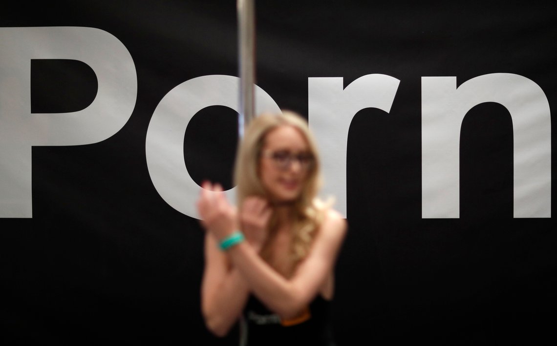 Pornhub eies av Ethical Capital Partners, basert i Montreal. - Porn actress Ginger Banks stands in the Pornhub booth during the AVN Adult Entertainment Expo, Wednesday, Jan. 24, 2018, in Las Vegas. The owner of Pornhub, one of the world’s largest adult content websites, has admitted to profiting from sex trafficking and agreed to make payments to women whose videos were posted without their consent, federal prosecutors in New York announced Thursday, Dec. 21, 2023. (AP Photo/John Locher, File) Pornhub eies av Ethical Capital Partners, basert i Montreal. - Porn actress Ginger Banks stands in the Pornhub booth during the AVN Adult Entertainment Expo, Wednesday, Jan. 24, 2018, in Las Vegas. The owner of Pornhub, one of the world’s largest adult content websites, has admitted to profiting from sex trafficking and agreed to make payments to women whose videos were posted without their consent, federal prosecutors in New York announced Thursday, Dec. 21, 2023. (AP Photo/John Locher, File)
