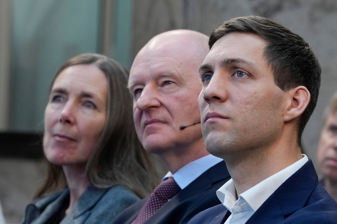 Oslo 20251027.
Direktør ved Meteorologisk institutt Roar Skålin (midten), Hilde Singsaas og klima- og miljøminister Andreas Bjelland Eriksen før presentasjonen av rapporten "Klima i Norge». Klima- og miljøminister Andreas Bjelland Eriksen innleder når Norsk klimaservicesenter presenterer den ferskeste kunnskapen som viser hvordan stadig økende temperaturer endrer Norge. Norsk klimaservicesenter, Meteorologisk institutt, Kartverket, NVE, NORCE og Bjerknessenteret står bak pressemøtet.
Foto: Terje Pedersen / NTB Oslo 20251027.
Direktør ved Meteorologisk institutt Roar Skålin (midten), Hilde Singsaas og klima- og miljøminister Andreas Bjelland Eriksen før presentasjonen av rapporten "Klima i Norge». Klima- og miljøminister Andreas Bjelland Eriksen innleder når Norsk klimaservicesenter presenterer den ferskeste kunnskapen som viser hvordan stadig økende temperaturer endrer Norge. Norsk klimaservicesenter, Meteorologisk institutt, Kartverket, NVE, NORCE og Bjerknessenteret står bak pressemøtet.
Foto: Terje Pedersen / NTB