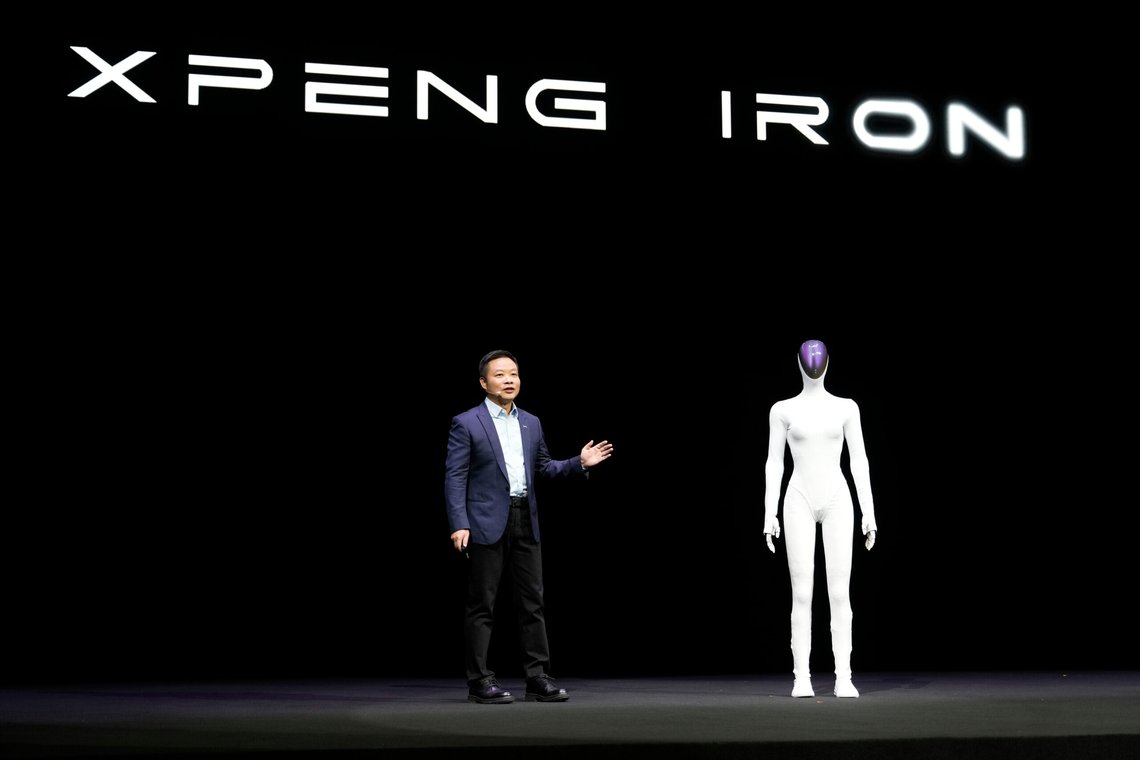 He Xiaopeng, styreleder og administrerende direktør i XPENG, avduker neste generasjons IRON-robot under XPENG AI Day som ble holdt i selskapets hovedkvarter i Guangzhou i Guangdong-provinsen i Sør-Kina, 5. november 2025. Foto: Ng Han Guan, AP-NTB. He Xiaopeng, styreleder og administrerende direktør i XPENG, avduker neste generasjons IRON-robot under XPENG AI Day som ble holdt i selskapets hovedkvarter i Guangzhou i Guangdong-provinsen i Sør-Kina, 5. november 2025. Foto: Ng Han Guan, AP-NTB.