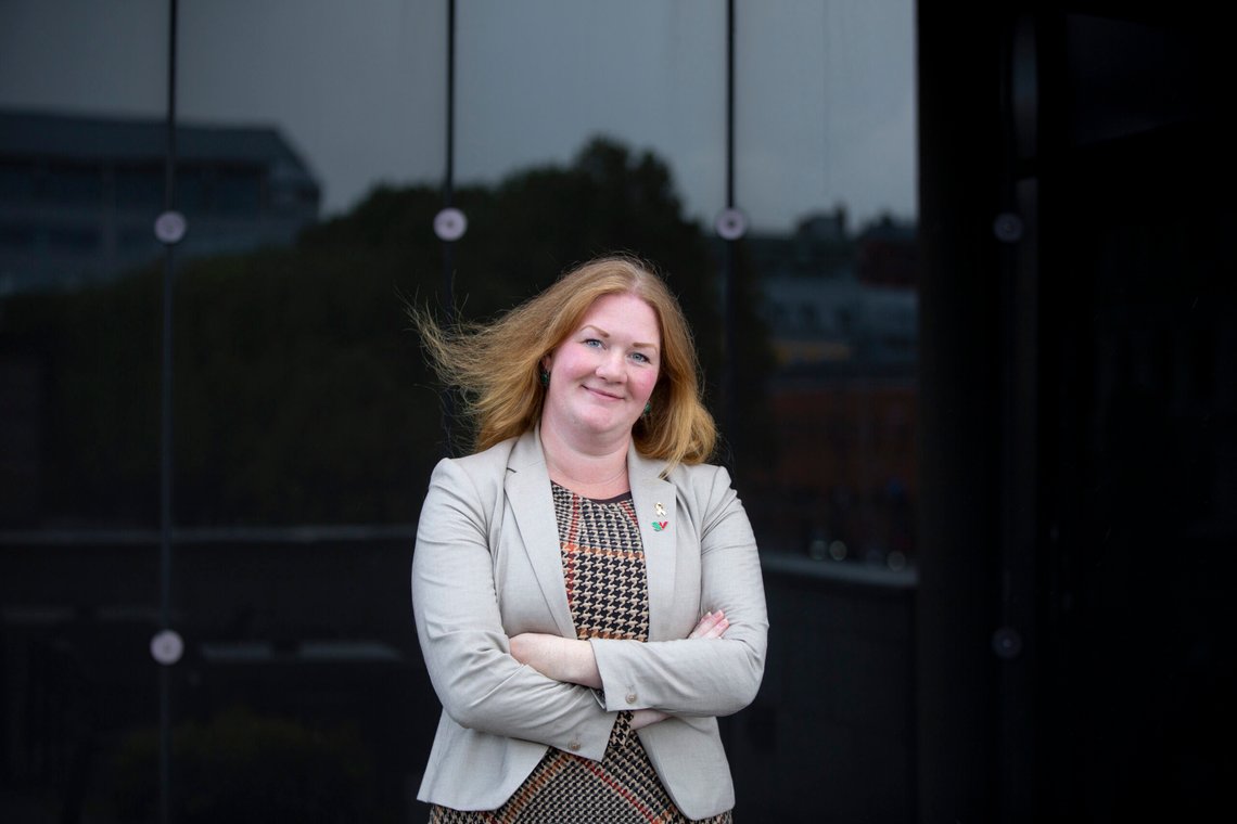 Stortingsrepresentant for SV Anne Lise Fredlund sier SV vil gå inn for at Norge skal ta imot 5000 kvoteflyktninger i 2026. Torsdag legger partiet fram sitt alternative budsjett hvor de vil vise hvordan det kan la seg gjøre. Foto: Javad M. Parsa / NTB Stortingsrepresentant for SV Anne Lise Fredlund sier SV vil gå inn for at Norge skal ta imot 5000 kvoteflyktninger i 2026. Torsdag legger partiet fram sitt alternative budsjett hvor de vil vise hvordan det kan la seg gjøre. Foto: Javad M. Parsa / NTB