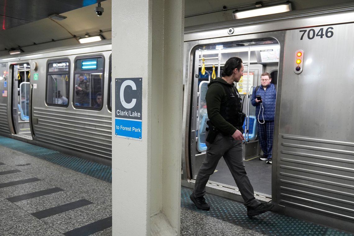 Politiet ved T-banevognen på stasjonen Clark/Lake i Chicago der kvinnen kom seg av toget mens hun brant. Foto: Erin Hooley / QAP / NTB Politiet ved T-banevognen på stasjonen Clark/Lake i Chicago der kvinnen kom seg av toget mens hun brant. Foto: Erin Hooley / QAP / NTB