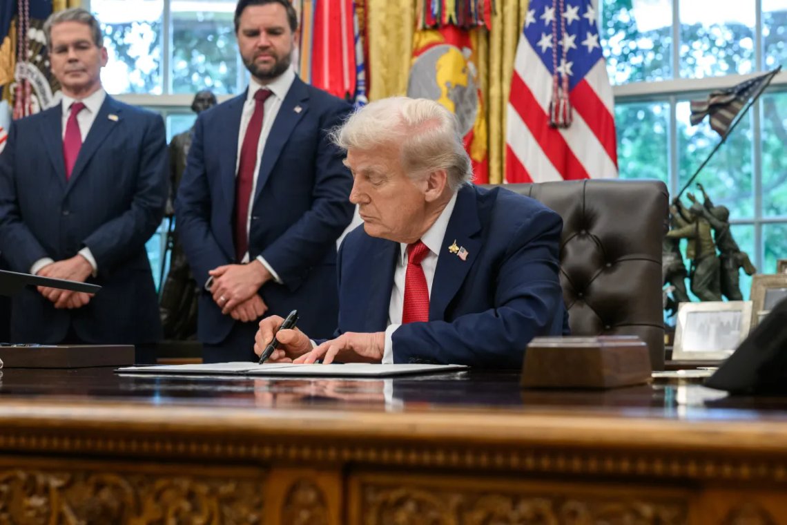 Trump signerer presidentordrer i Det ovale kontor. Presidentperioden 2025. Foto: Det hvite hus. Trump signerer presidentordrer i Det ovale kontor. Presidentperioden 2025. Foto: Det hvite hus.