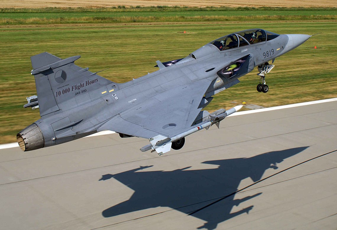 Saab JAS 39 Gripen er et flott kampfly, men ingen grunn for at Sverige skal fremstille seg som en militær stormakt. Foto: Milan Nykodym/ CC BY-SA 2.0/ Wikimedia Saab JAS 39 Gripen er et flott kampfly, men ingen grunn for at Sverige skal fremstille seg som en militær stormakt. Foto: Milan Nykodym/ CC BY-SA 2.0/ Wikimedia