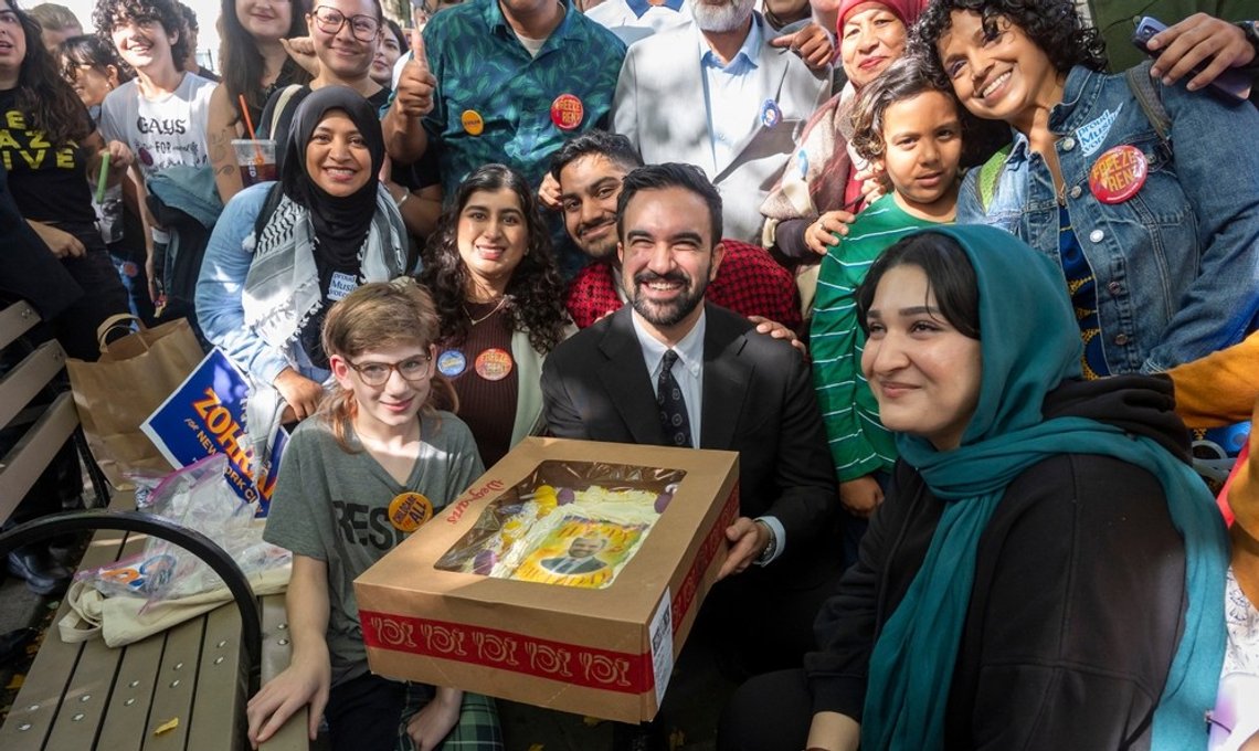 Demokratenes ordførerkandidat Zohran Mamdani taler til frivillige i Muslim Democratic Club of New Yorks canvass på Sean's Place Park den 19. oktober 2025 i bydelen Queens i New York. Foto: Shutterstock av Ron Adar. Demokratenes ordførerkandidat Zohran Mamdani taler til frivillige i Muslim Democratic Club of New Yorks canvass på Sean's Place Park den 19. oktober 2025 i bydelen Queens i New York. Foto: Shutterstock av Ron Adar.