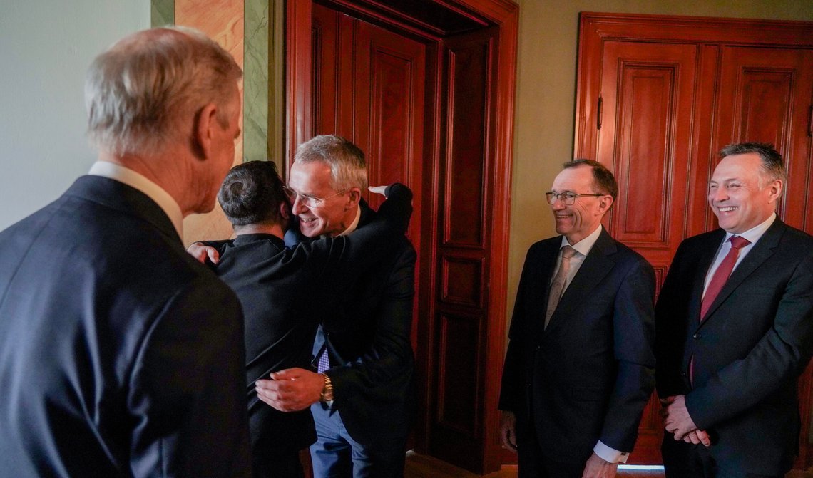 Ukrainas president Volodymyr Zelenskyj får en klem av finansminister Jens Stoltenberg i nærvær av statsminister Jonas Gahr Støre, utenriksminister Espen Barth Eide og forsvarsminister Tore Sandvik i regjeringens representasjonsanlegg i Oslo den 20. mars 2025. En klem eller to kan man alltids koste på seg når man får alle pengene man peker på fra verdens mest sløsende land. Foto: Ole Berg-Rusten / NTB. Ukrainas president Volodymyr Zelenskyj får en klem av finansminister Jens Stoltenberg i nærvær av statsminister Jonas Gahr Støre, utenriksminister Espen Barth Eide og forsvarsminister Tore Sandvik i regjeringens representasjonsanlegg i Oslo den 20. mars 2025. En klem eller to kan man alltids koste på seg når man får alle pengene man peker på fra verdens mest sløsende land. Foto: Ole Berg-Rusten / NTB.