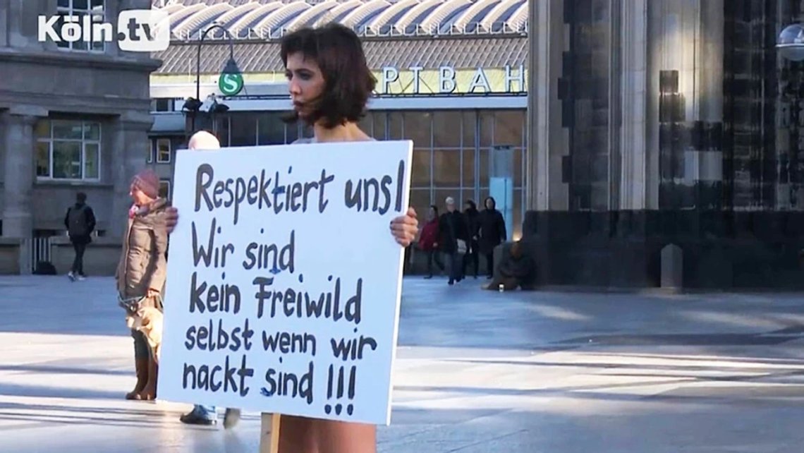 Den sveitsiske kunstneren Milo Moiré (32) kledde seg naken i protest mot masseovergrepene i Køln nyttårsaften 2015/16. I 20 minutter stod hun naken på plassen foran Kölns berømte katedral med et skilt der det stod: «Respekter oss! Vi er ikke fritt vilt selv når vi er nakne!» Stillbilde KölnTV Den sveitsiske kunstneren Milo Moiré (32) kledde seg naken i protest mot masseovergrepene i Køln nyttårsaften 2015/16. I 20 minutter stod hun naken på plassen foran Kölns berømte katedral med et skilt der det stod: «Respekter oss! Vi er ikke fritt vilt selv når vi er nakne!» Stillbilde KölnTV
