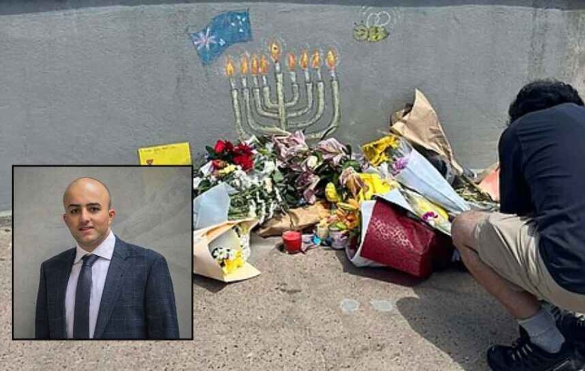 Hovedfoto: 23. desember 2025. En mann som viser sin respekt ved gangbroen der islamistene angrep jøder på Bondi Beach. Wikimedia. Innsatt foto: Forfatteren av artikkelen, Jonathan Harounoff, er Israels internasjonale talsperson i FN og en britisk forfatter av persisk opprinnelse. Den prisbelønte forfatteren av «Unveiled: Inside Iran’s #WomanLifeFreedom Revolt». Hovedfoto: 23. desember 2025. En mann som viser sin respekt ved gangbroen der islamistene angrep jøder på Bondi Beach. Wikimedia. Innsatt foto: Forfatteren av artikkelen, Jonathan Harounoff, er Israels internasjonale talsperson i FN og en britisk forfatter av persisk opprinnelse. Den prisbelønte forfatteren av «Unveiled: Inside Iran’s #WomanLifeFreedom Revolt».