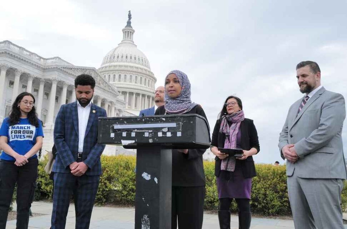 Washington, DC – 23. mars 2023: Representant Ilhan Omar (D-MN) taler på en pressekonferanse hvor hun presenterer et lovforslag mot islamofobi. Foto: Shutterstock. Washington, DC – 23. mars 2023: Representant Ilhan Omar (D-MN) taler på en pressekonferanse hvor hun presenterer et lovforslag mot islamofobi. Foto: Shutterstock.