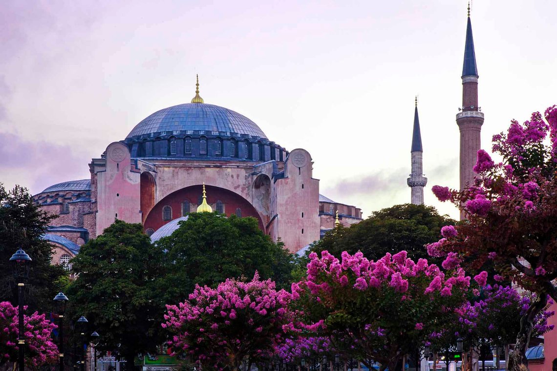 Efterat Mehmed II erobret Istanbul 29. mai 1453, ble Hagia Sofia omgjort til moské efter å ha fungert som kirke i 916 år. Med det osmanske rikes fall og opprettelsen av Republikken Tyrkia, ble Hagia Sofia 24. november 1934 omgjort til museum. 24. juli 2020 ble den gamle kirken offisielt gjenåpnet som moské efter 86 år – av islamisten Recep Tayyip Erdoğan. Foto: Arnt Jensvoll Efterat Mehmed II erobret Istanbul 29. mai 1453, ble Hagia Sofia omgjort til moské efter å ha fungert som kirke i 916 år. Med det osmanske rikes fall og opprettelsen av Republikken Tyrkia, ble Hagia Sofia 24. november 1934 omgjort til museum. 24. juli 2020 ble den gamle kirken offisielt gjenåpnet som moské efter 86 år – av islamisten Recep Tayyip Erdoğan. Foto: Arnt Jensvoll