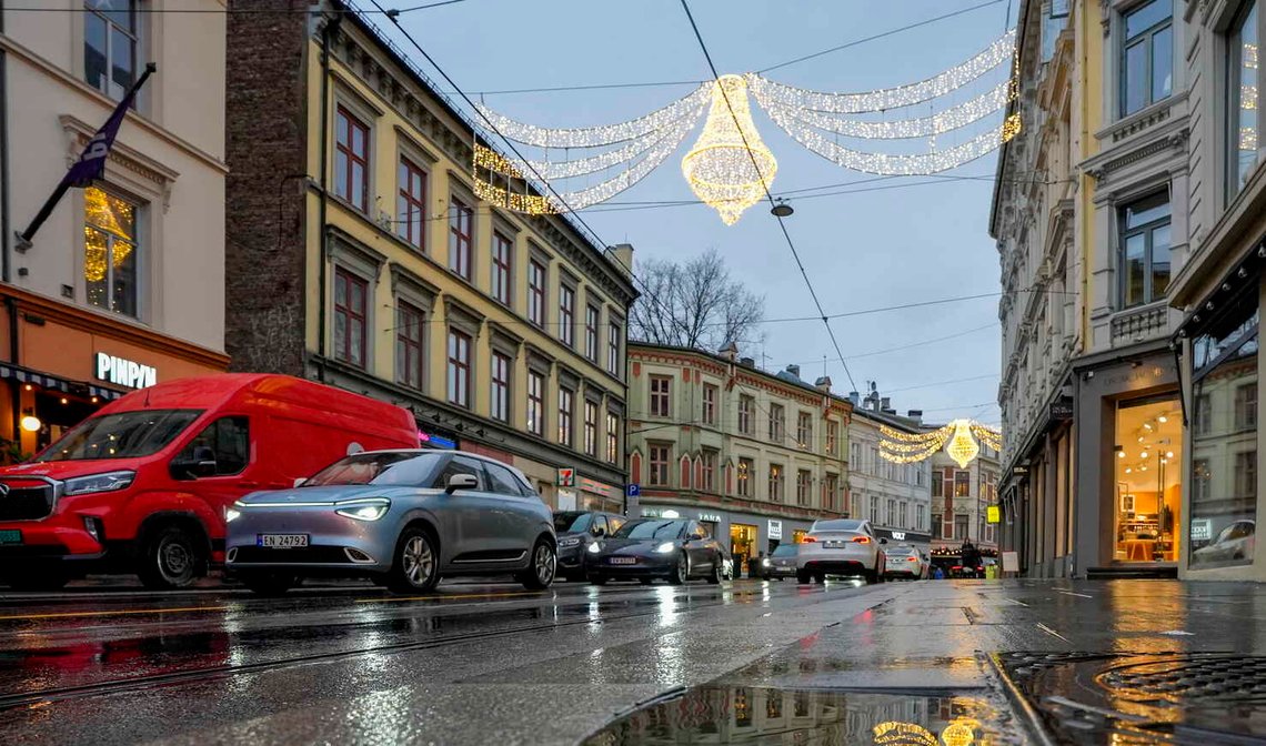 Biltrafikk i den julepyntede Hegdehaugsveien i Oslo den 4. desember 2025. Foto: Lise Åserud / NTB. Biltrafikk i den julepyntede Hegdehaugsveien i Oslo den 4. desember 2025. Foto: Lise Åserud / NTB.