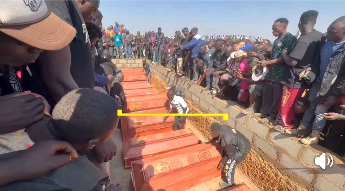Stillbilde fra en video som skal være fra en av utallige massebegravelser av kristne i Nigeria. Filmen er postet på Facebook av Masara Kim Usman. Stillbilde fra en video som skal være fra en av utallige massebegravelser av kristne i Nigeria. Filmen er postet på Facebook av Masara Kim Usman.