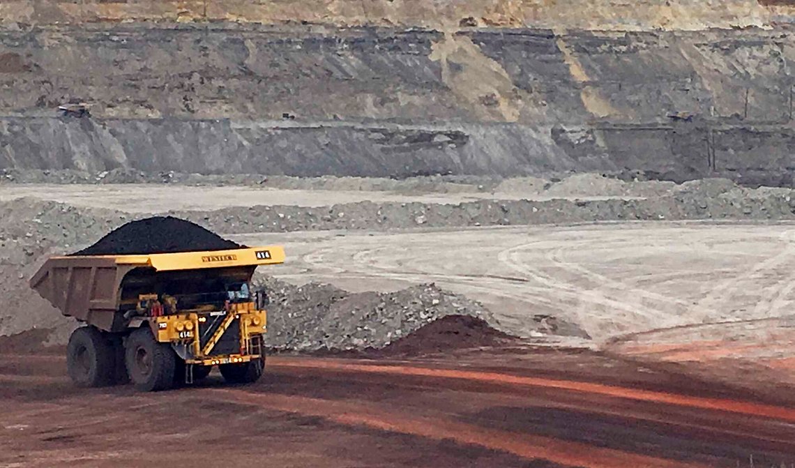 En dumper er lastet med kull ved Eagle Butte-gruven tilhørende Contura Energy ikke langt fra Gillette i den amerikanske delstaten Wyoming. Kullforbruket i USA tegner til å øke under Trump-administrasjonen. Foto: Mead Gruver / AP / NTB. En dumper er lastet med kull ved Eagle Butte-gruven tilhørende Contura Energy ikke langt fra Gillette i den amerikanske delstaten Wyoming. Kullforbruket i USA tegner til å øke under Trump-administrasjonen. Foto: Mead Gruver / AP / NTB.