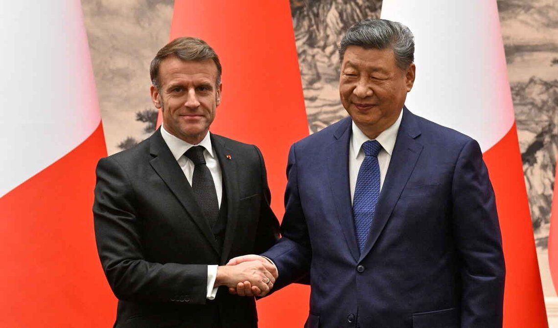 Frankrikes president Emmanuel Macron hilser på Kinas president Xi Jinping i Folkets store hall i Beijing den 4. desember 2025. Foto: Adek Berry / Pool via AP / NTB. Frankrikes president Emmanuel Macron hilser på Kinas president Xi Jinping i Folkets store hall i Beijing den 4. desember 2025. Foto: Adek Berry / Pool via AP / NTB.