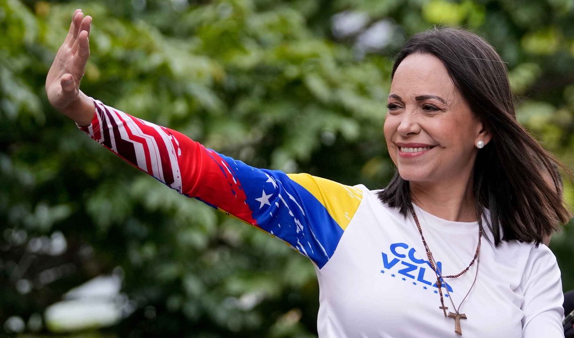 Venezuelas opposisjonsleder Maria Corina Machado vinker til publikum under et valgkamparrangement for presidentkandidat Edmundo Gonzalez i Caracas den 25. juli 2024. Foto: Matias Delacroix / AP / NTB. Venezuelas opposisjonsleder Maria Corina Machado vinker til publikum under et valgkamparrangement for presidentkandidat Edmundo Gonzalez i Caracas den 25. juli 2024. Foto: Matias Delacroix / AP / NTB.