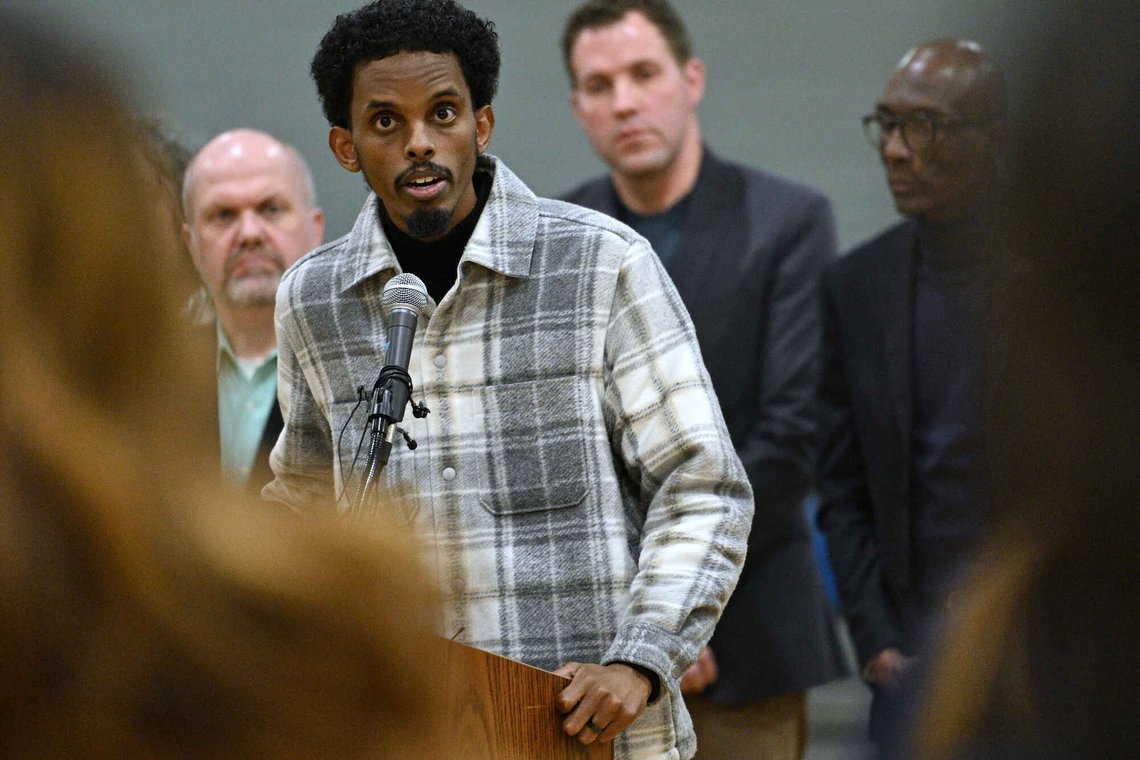 Delstatssenator Omar Fateh (DFL-Minneapolis) taler under en pressekonferanse på Coyle Community Center i Minneapolis, Minnesota, onsdag 5. desember 2025, der lokale ledere reagerte på innvandringstiltakene rettet mot somaliere som nylig ble kunngjort av Trump-administrasjonen. Foto: AP/Tom Baker/NTB Delstatssenator Omar Fateh (DFL-Minneapolis) taler under en pressekonferanse på Coyle Community Center i Minneapolis, Minnesota, onsdag 5. desember 2025, der lokale ledere reagerte på innvandringstiltakene rettet mot somaliere som nylig ble kunngjort av Trump-administrasjonen. Foto: AP/Tom Baker/NTB