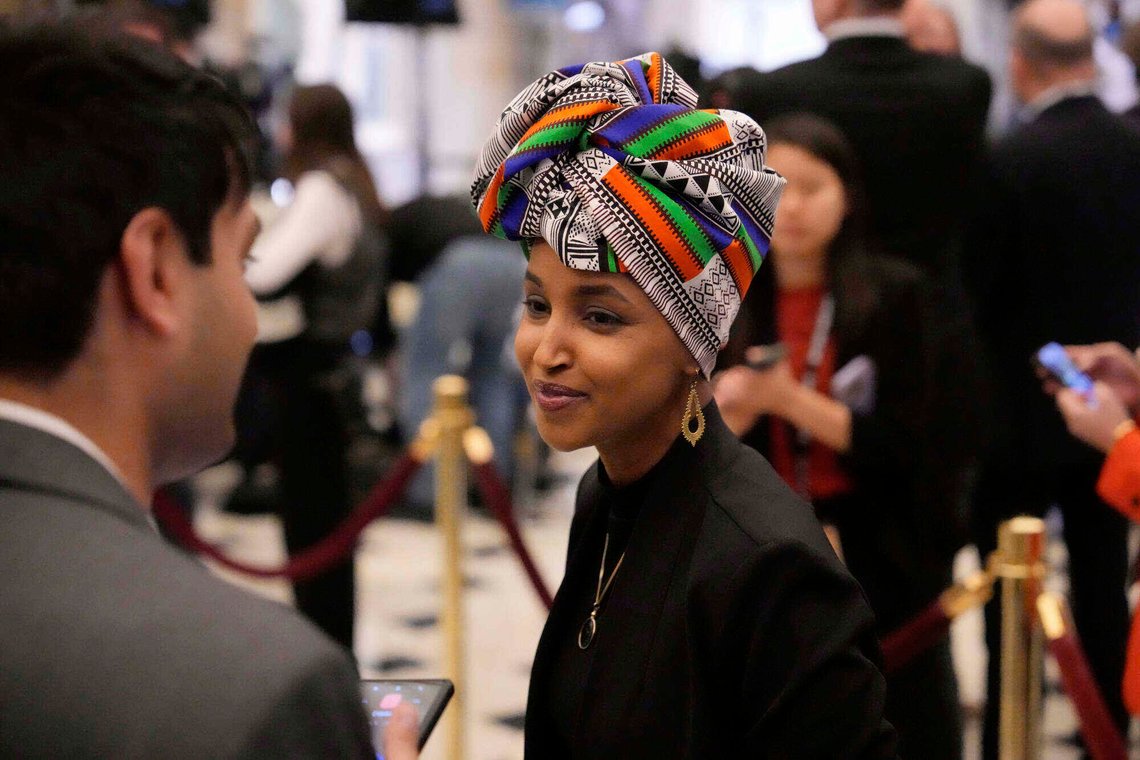 Ilhan Omar (D) snakker med reportere før president Donald Trump ankommer for å tale til en felles samling av Kongressen i Capitol i Washington. Foto: AP /Ben Curtis/ NTB Ilhan Omar (D) snakker med reportere før president Donald Trump ankommer for å tale til en felles samling av Kongressen i Capitol i Washington. Foto: AP /Ben Curtis/ NTB