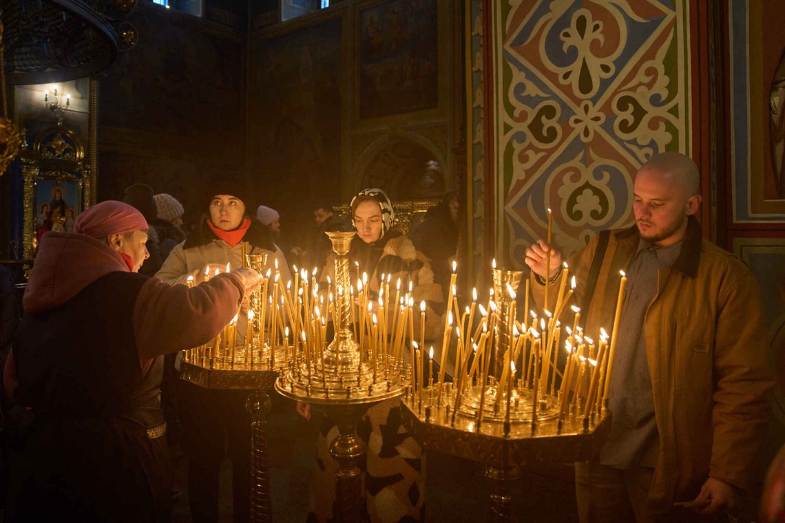 Ukrainere må stole på høyere makter, og tenner lys inne i St. Michaels kloster med gullkuppel for å feire jul i Kiev, Ukraina, torsdag 25. desember 2025. Foto: AP /Efrem Lukatsky/ NTB Ukrainere må stole på høyere makter, og tenner lys inne i St. Michaels kloster med gullkuppel for å feire jul i Kiev, Ukraina, torsdag 25. desember 2025. Foto: AP /Efrem Lukatsky/ NTB