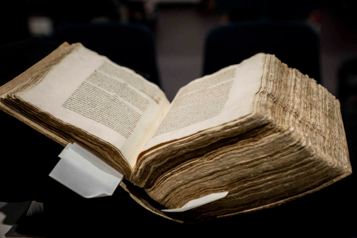Bogen "El Libro de Los Epitomes" (Bøgernes Bog) fremvises til det spanske kongepar på Københavns Universitet i København, tirsdag den 7. november 2023. Det spanske kongepar er på et tre-dages statsbesøg i Danmark. Under besøget på universitetet skal de kongelige blandt andet hilse på professorer og se bogen "El Libro de Los Epitomes" (Bøgernes Bog). Bogen stammer fra 1500-tallet og indeholder en beskrivelse af omkring 2.000 bøger fra et bibliotek tilhørende Hernando Colón, søn af Christopher Columbus. Bogen forsvandt efter Hernando Colóns død i 1539, men i 2018 fandt man bogen blandt håndskrifter på Den Arnamagnæanske Samling, Københavns Universitet.. (Foto: Ida Marie Odgaard/Ritzau Scanpix) Bogen "El Libro de Los Epitomes" (Bøgernes Bog) fremvises til det spanske kongepar på Københavns Universitet i København, tirsdag den 7. november 2023. Det spanske kongepar er på et tre-dages statsbesøg i Danmark. Under besøget på universitetet skal de kongelige blandt andet hilse på professorer og se bogen "El Libro de Los Epitomes" (Bøgernes Bog). Bogen stammer fra 1500-tallet og indeholder en beskrivelse af omkring 2.000 bøger fra et bibliotek tilhørende Hernando Colón, søn af Christopher Columbus. Bogen forsvandt efter Hernando Colóns død i 1539, men i 2018 fandt man bogen blandt håndskrifter på Den Arnamagnæanske Samling, Københavns Universitet.. (Foto: Ida Marie Odgaard/Ritzau Scanpix)