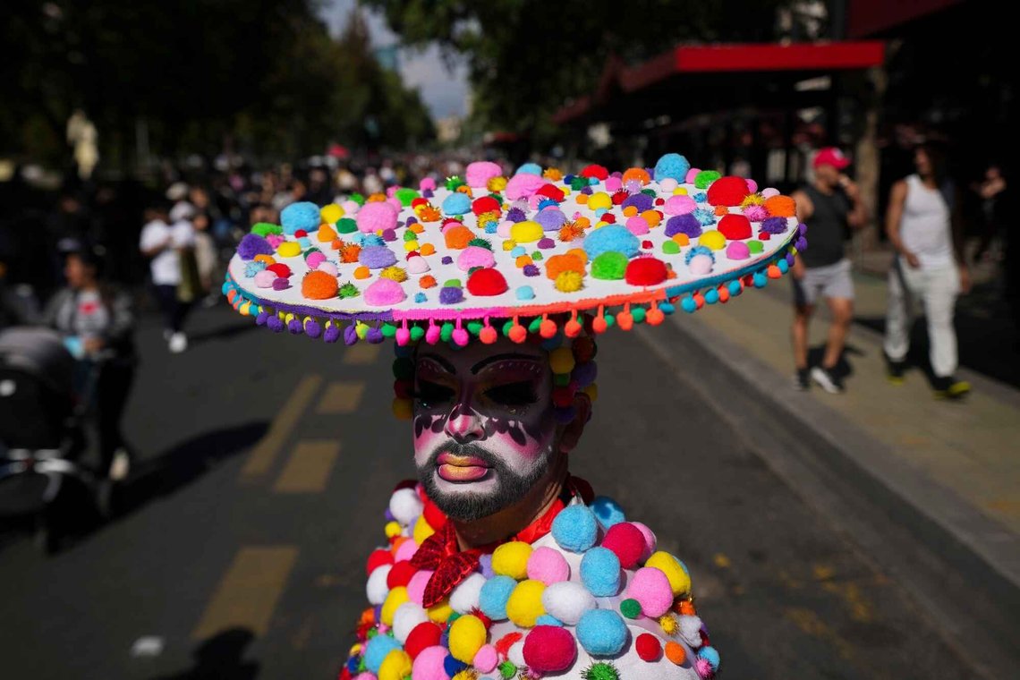 Dragartisten «Postuma» deltar i Pride-paraden i Chiles hovedstad Santiago den 8. november 2025. Foto: Esteban Felix / AP / NTB. Dragartisten «Postuma» deltar i Pride-paraden i Chiles hovedstad Santiago den 8. november 2025. Foto: Esteban Felix / AP / NTB.