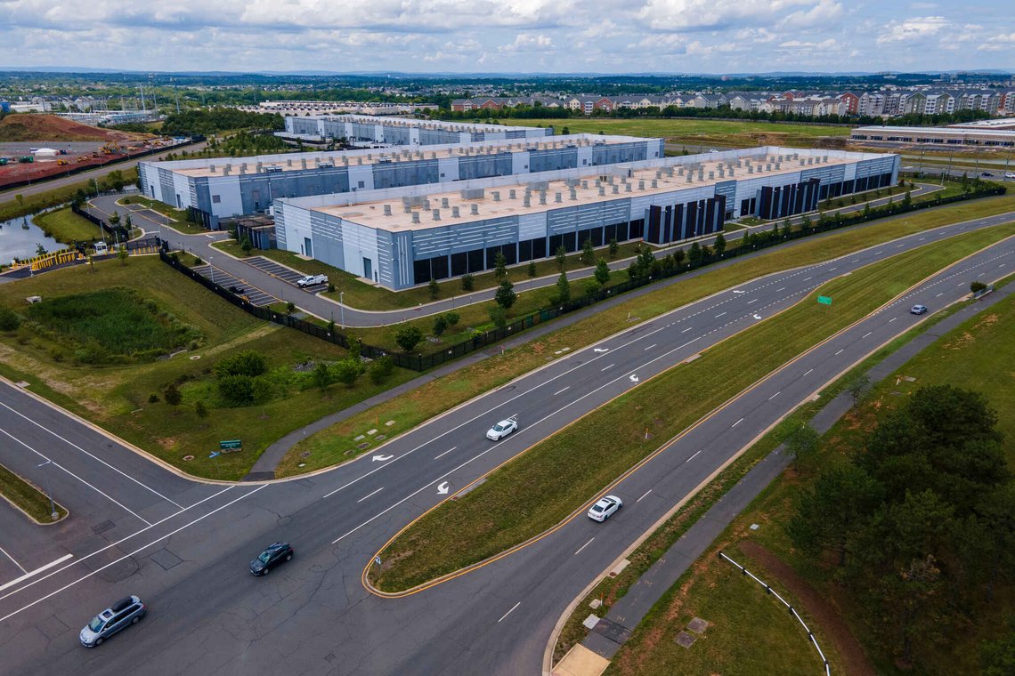 Datasentre er nødvendig for å støtte moderne internettbruk, for eksempel kunstig intelligens og kryptovaluta, her i Ashburn, Virginia. Prisen betales av vanlige skattebetalere. Foto: AP /Ted Shaffrey/ NTB Datasentre er nødvendig for å støtte moderne internettbruk, for eksempel kunstig intelligens og kryptovaluta, her i Ashburn, Virginia. Prisen betales av vanlige skattebetalere. Foto: AP /Ted Shaffrey/ NTB