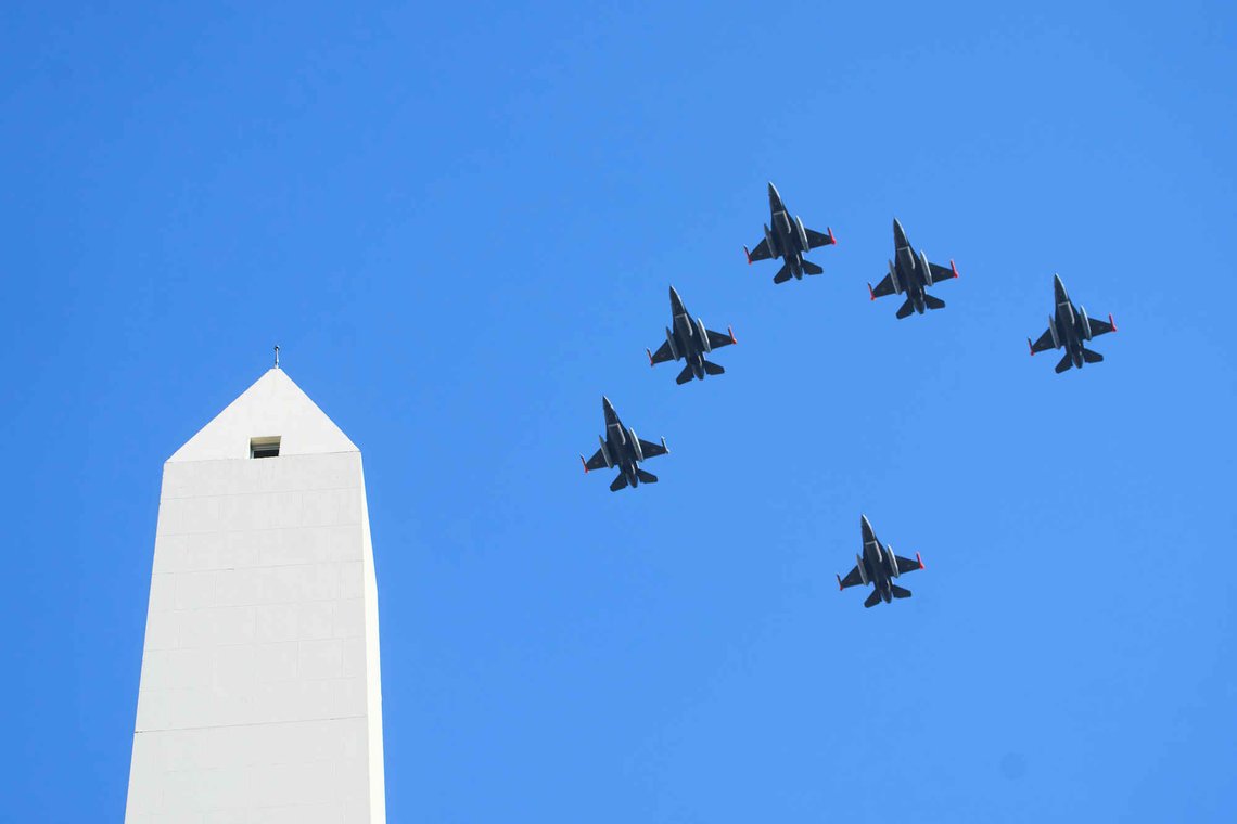 F-16 Fighting Falcon jagerfly flyr i formasjon over Obelisken i sentrum av Buenos Aires, Argentina, lørdag 6. desember 2025. Foto: AP /Rodrigo Abd/ NTB F-16 Fighting Falcon jagerfly flyr i formasjon over Obelisken i sentrum av Buenos Aires, Argentina, lørdag 6. desember 2025. Foto: AP /Rodrigo Abd/ NTB