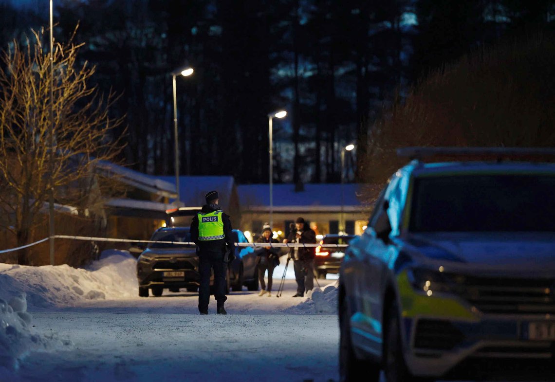 En kvinne i 50-årene er drept i et hus i Boden i Sverige, ifølge politiet. Den mistenkte gjerningsmannen i 20-årene ble skutt av politiet og døde av skadene. Foto: Mats Engfors/TT / NTB En kvinne i 50-årene er drept i et hus i Boden i Sverige, ifølge politiet. Den mistenkte gjerningsmannen i 20-årene ble skutt av politiet og døde av skadene. Foto: Mats Engfors/TT / NTB