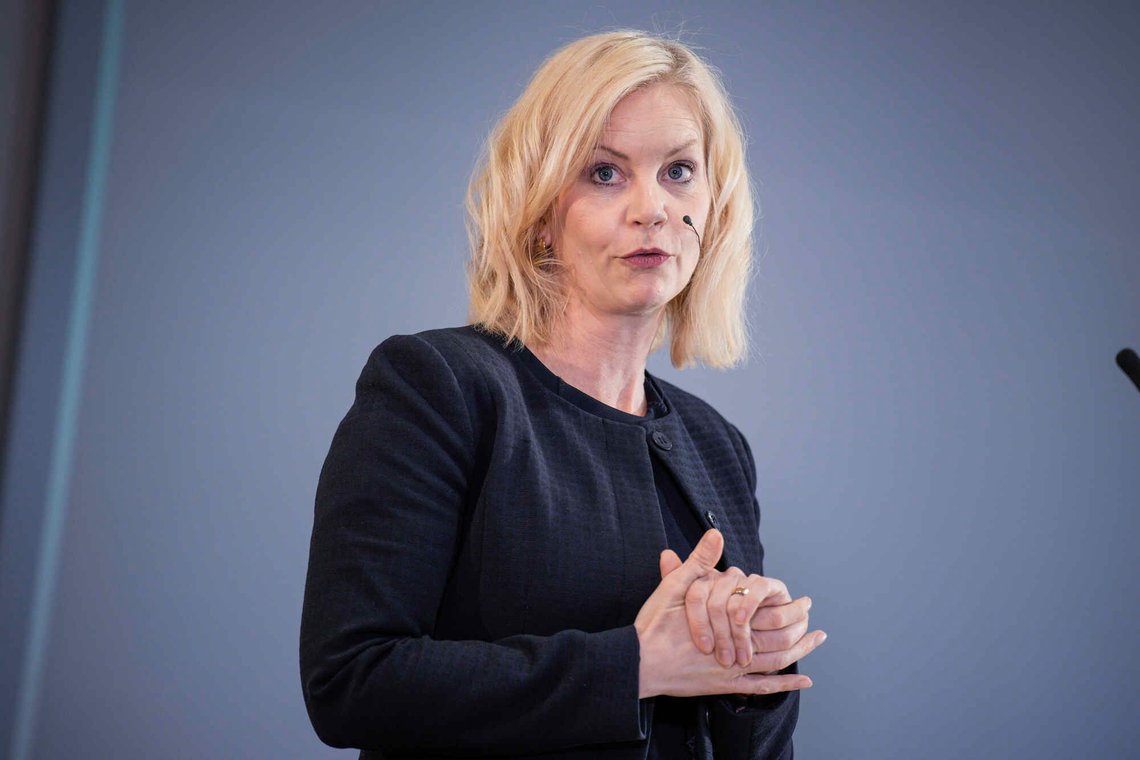 Oslo 20250611.
Statsminister Jonas Gahr Støre (Ap) og forsknings- og høyere utdanningsminister Sigrun Aasland (Ap) deltar på lanseringen av hvem som får KI-milliarden til regjeringen ved Universitetsbiblioteket på Universitetet i Oslo onsdag.
Foto: Stian Lysberg Solum / NTB Oslo 20250611.
Statsminister Jonas Gahr Støre (Ap) og forsknings- og høyere utdanningsminister Sigrun Aasland (Ap) deltar på lanseringen av hvem som får KI-milliarden til regjeringen ved Universitetsbiblioteket på Universitetet i Oslo onsdag.
Foto: Stian Lysberg Solum / NTB
