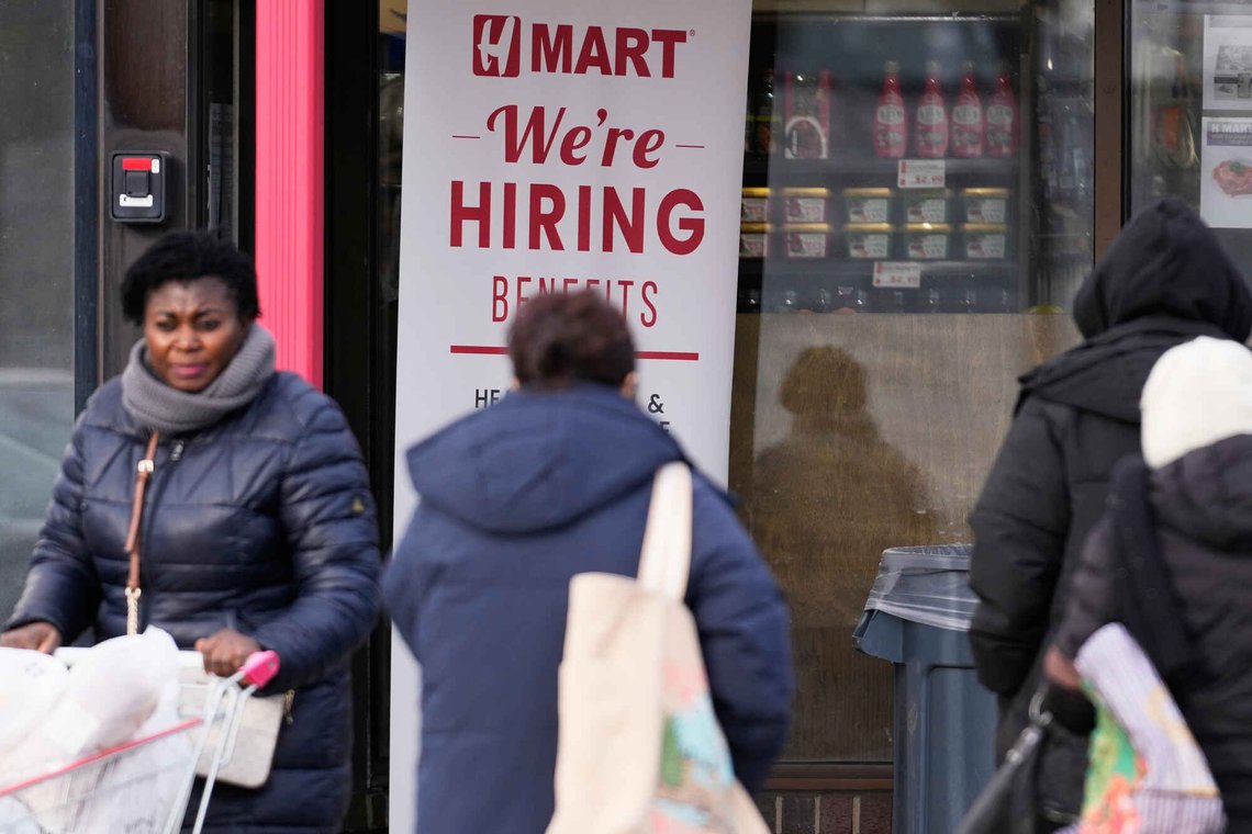 Det er fortsatt ledige jobber i USA. Et supermarked i Illinois søker nye ansatte. Foto: Nam Y. Huh / AP / NTB Det er fortsatt ledige jobber i USA. Et supermarked i Illinois søker nye ansatte. Foto: Nam Y. Huh / AP / NTB
