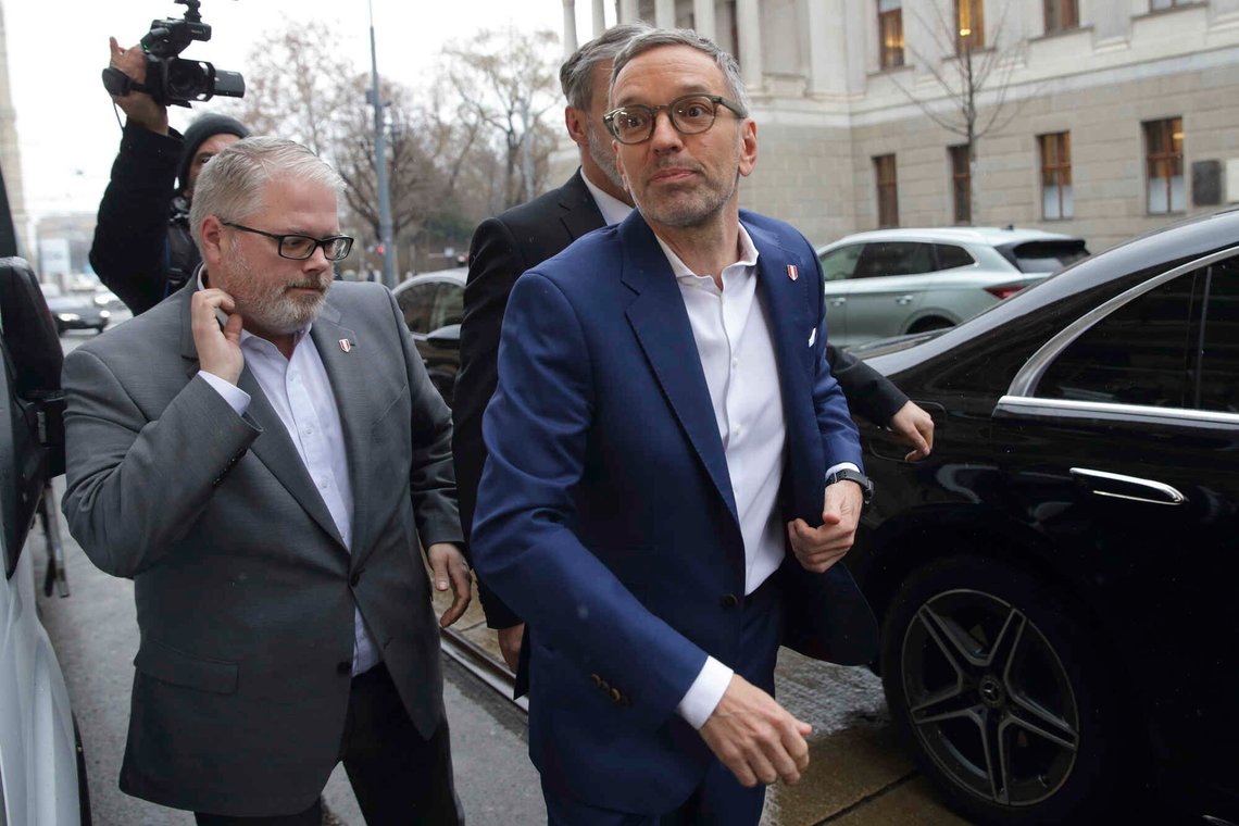 Frihetspartiets leder Herbert Kickl ved partihovedkvarteret i Wien i februar. Foto: Heinz-Peter Bader / AP / NTB Frihetspartiets leder Herbert Kickl ved partihovedkvarteret i Wien i februar. Foto: Heinz-Peter Bader / AP / NTB