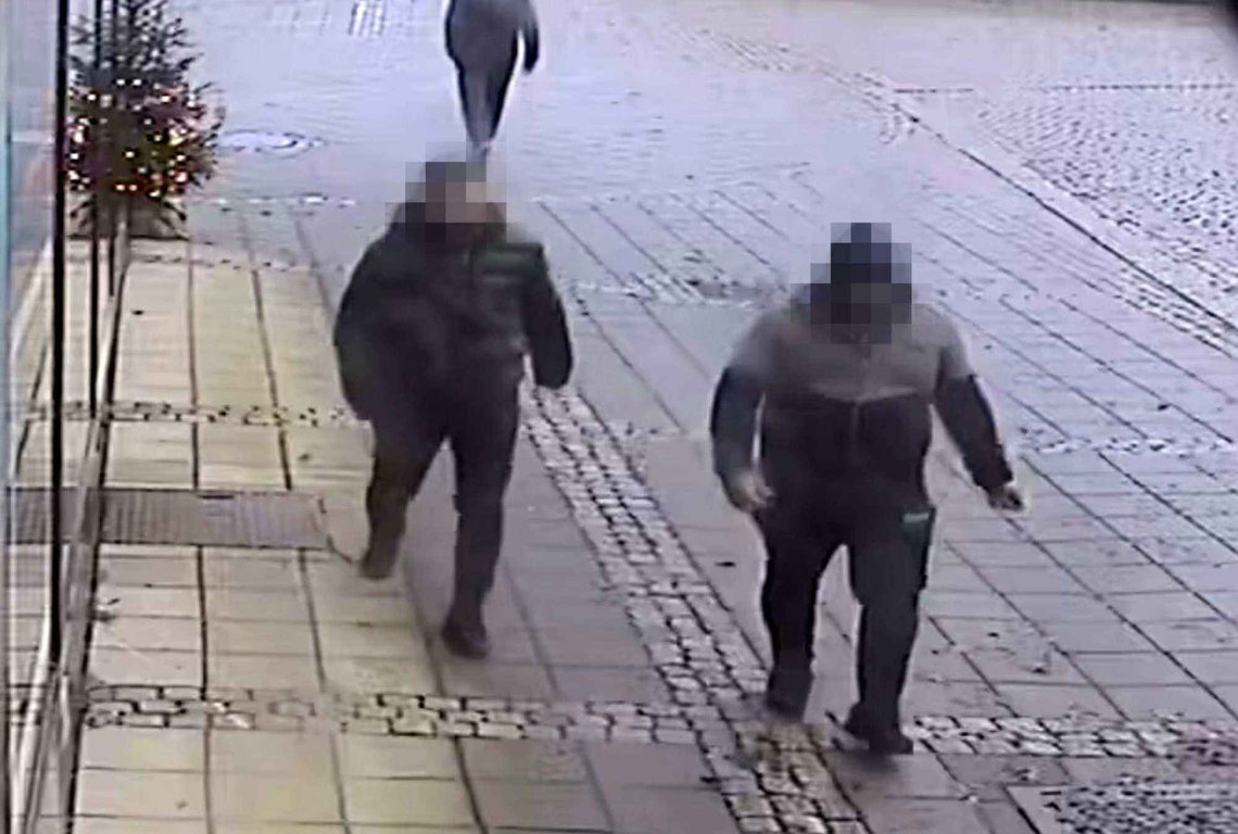 Politiet ønsker tips etter at to personer ranet en garnforretning i Larvik i torsdag ettermiddag. (Foto: Sør-Øst politidistrikt via NTB) Politiet ønsker tips etter at to personer ranet en garnforretning i Larvik i torsdag ettermiddag. (Foto: Sør-Øst politidistrikt via NTB)