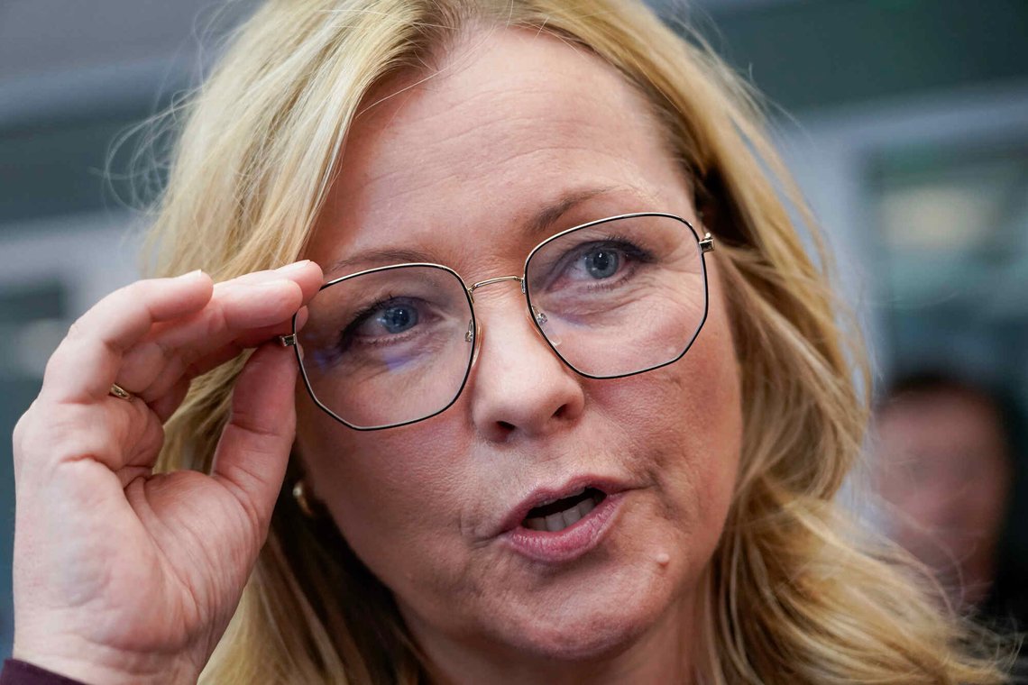 Arbeids- og inkluderingsminister Kjersti Stenseng har endelig fått ministerstolen sin og sort limousine. Foto: Jonas Fæste Laksekjøn / NTB Arbeids- og inkluderingsminister Kjersti Stenseng har endelig fått ministerstolen sin og sort limousine. Foto: Jonas Fæste Laksekjøn / NTB