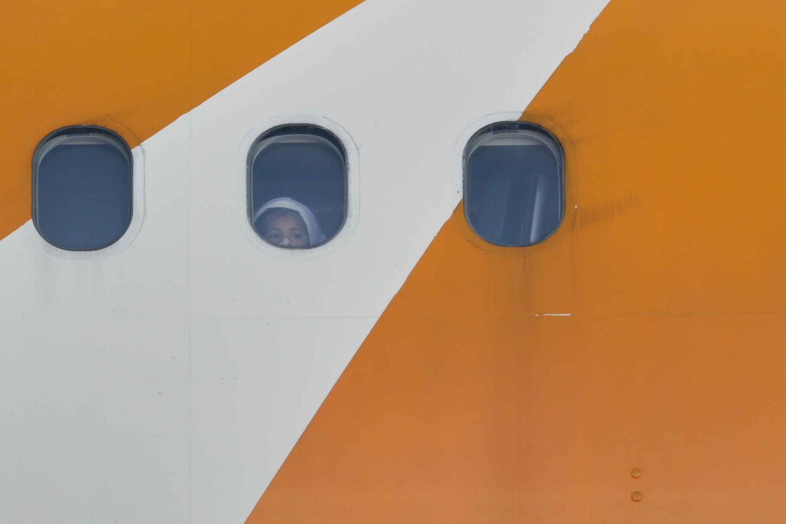 USA har sendt av gårde to fly med venezuelanske migranter denne uken. Bildet er fra den første flygningen, og viser et barn som titter ut av vinduet etter å ha landet i Venezuela. Nyhetsbyråene AP og NTB velger å bruke et bilde som skal skape sympati med disse ulovlige innvandrerne. Foto: Cristian Hernandez / AP / NTB USA har sendt av gårde to fly med venezuelanske migranter denne uken. Bildet er fra den første flygningen, og viser et barn som titter ut av vinduet etter å ha landet i Venezuela. Nyhetsbyråene AP og NTB velger å bruke et bilde som skal skape sympati med disse ulovlige innvandrerne. Foto: Cristian Hernandez / AP / NTB
