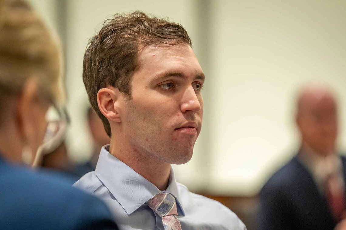Tyler Robinson, som er siktet for drapet på Charlie Kirk, var kledd i lys blå skjorte og slips da han møtte i retten for første gang torsdag: rettsmøtet handlet om medienes tilgang og om hvorvidt drapssaken skal gå for åpne dører. Foto: Rick Egan / The Salt Lake Tribune / AP / NTB Tyler Robinson, som er siktet for drapet på Charlie Kirk, var kledd i lys blå skjorte og slips da han møtte i retten for første gang torsdag: rettsmøtet handlet om medienes tilgang og om hvorvidt drapssaken skal gå for åpne dører. Foto: Rick Egan / The Salt Lake Tribune / AP / NTB