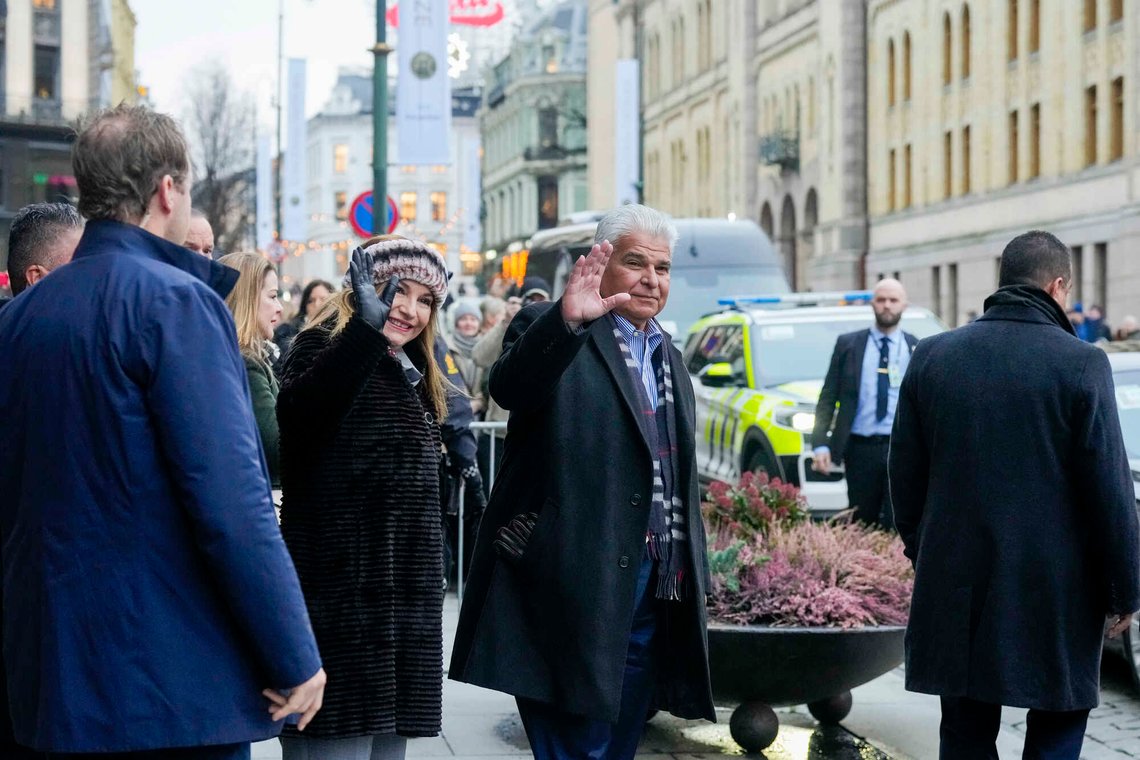Oslo 20251209.
Panamas president José Raúl Mulino og førstedame Maricel de Mulino forlater Grand hotel i Oslo tirsdag ettermiddag i forbindelse med utdelingen av Nobels Fredspris 2025.
Den venezuelanske opposisjonslederen María Corina Machado får prisen for sitt utrettelige arbeid for å sikre demokratiske rettigheter for folket i Venezuela, og for sin kamp for en rettferdig og fredelig overgang fra diktatur til folkestyre. Prisen deles ut under en seremoni i Oslo rådhus på onsdag.
Foto: Heiko Junge / NTB Oslo 20251209.
Panamas president José Raúl Mulino og førstedame Maricel de Mulino forlater Grand hotel i Oslo tirsdag ettermiddag i forbindelse med utdelingen av Nobels Fredspris 2025.
Den venezuelanske opposisjonslederen María Corina Machado får prisen for sitt utrettelige arbeid for å sikre demokratiske rettigheter for folket i Venezuela, og for sin kamp for en rettferdig og fredelig overgang fra diktatur til folkestyre. Prisen deles ut under en seremoni i Oslo rådhus på onsdag.
Foto: Heiko Junge / NTB