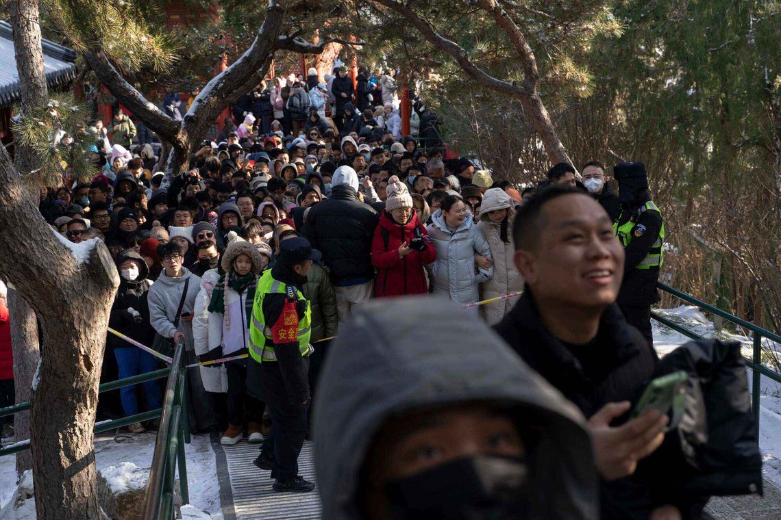 Visitors wait to climb a hill side for a view of the snow covered Forbidden City a day after the season's first snow fall in Beijing, Saturday, Dec. 13, 2025. (AP Photo/Ng Han Guan) Visitors wait to climb a hill side for a view of the snow covered Forbidden City a day after the season's first snow fall in Beijing, Saturday, Dec. 13, 2025. (AP Photo/Ng Han Guan)